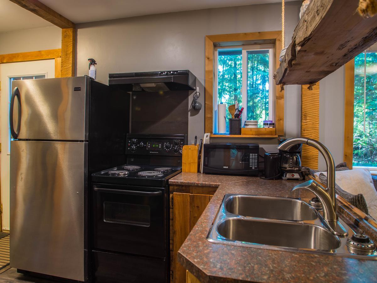 Surfs Inn Rainforest Cottages Ucluelet Exterior foto